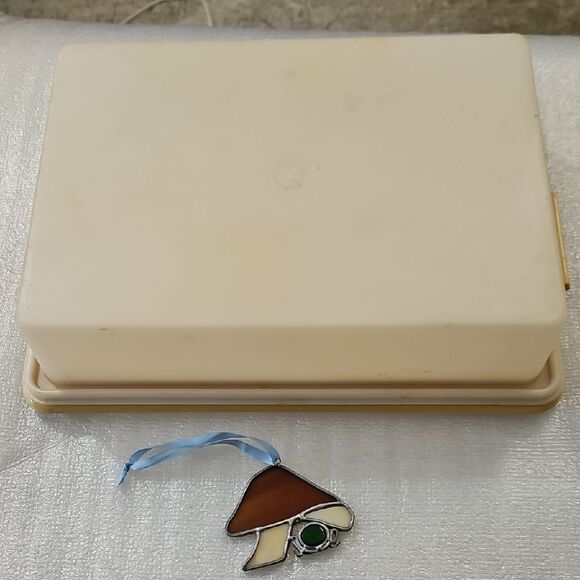 Tupperware Cake Storage Box with Mushroom Pendant - Picture 1 of 6